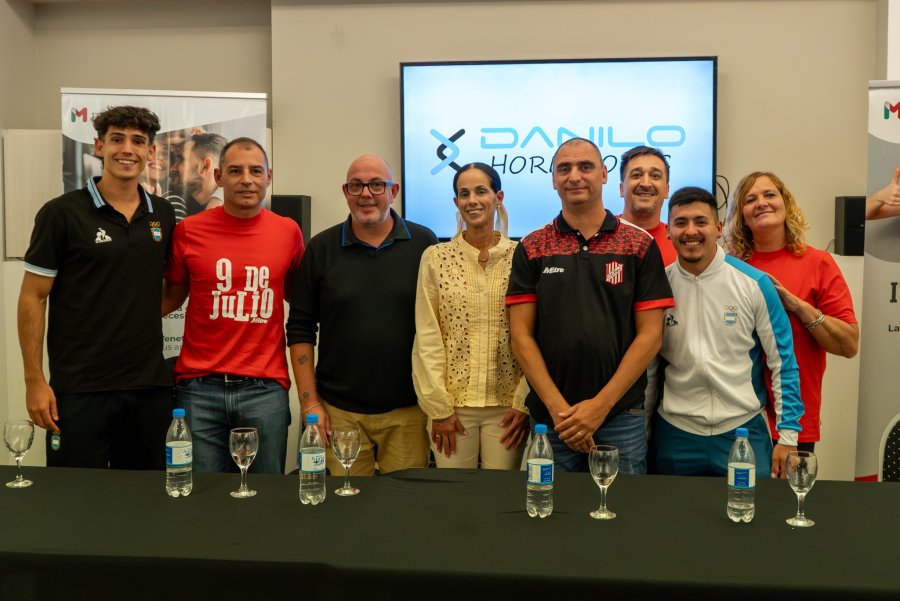 PRESENTACION. Dirigentes, autoridades, docentes y deportistas tras brindar detalles.