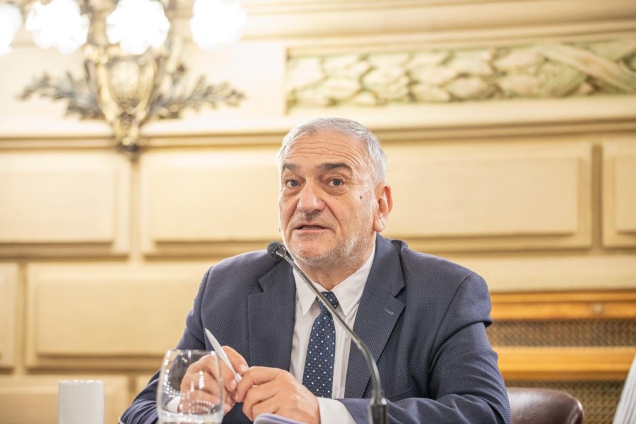 El legislador en su banca.