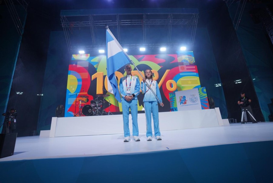 ABANDERADOS. Zoe Gorski y Valent&iacute;n Olmos portaron la bandera argentina en la ceremonia de Clausura.