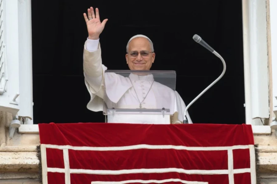 El Papa asomado al balc&oacute;n de su estudio privado.