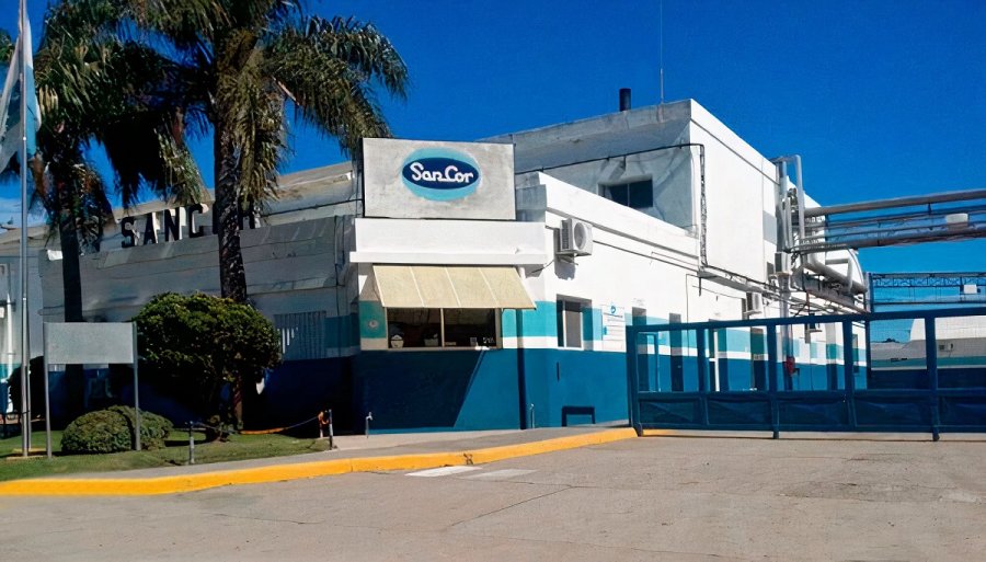 GIGANTE EN CRISIS. La cooperativa, que supo procesar millones de litros diarios, lleg&oacute; al colapso tras una prolongada secuencia de deudas, p&eacute;rdida de mercado e intentos de salvataje.