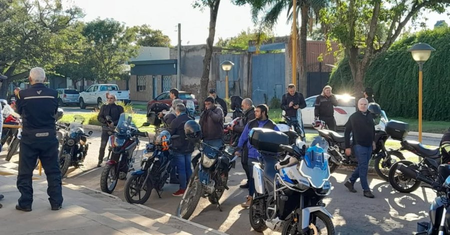 El grupo de moteros que estuvo en Plaza Clucellas.