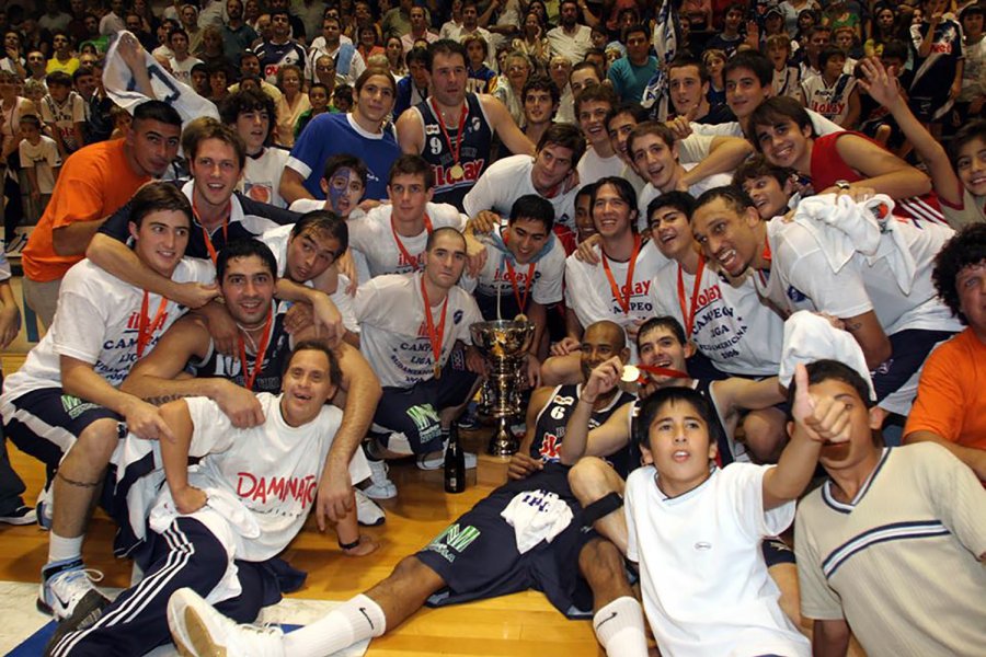 FESTEJOS EN EL COLISEO. Ante 4.000 personas la BH lleg&oacute; a lo m&aacute;s alto del b&aacute;squet sudamericano en 2006.
