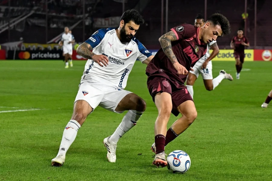 TRIUNFO. Lucas Besozzi controla la pelota ante la marca de Gian Allala.