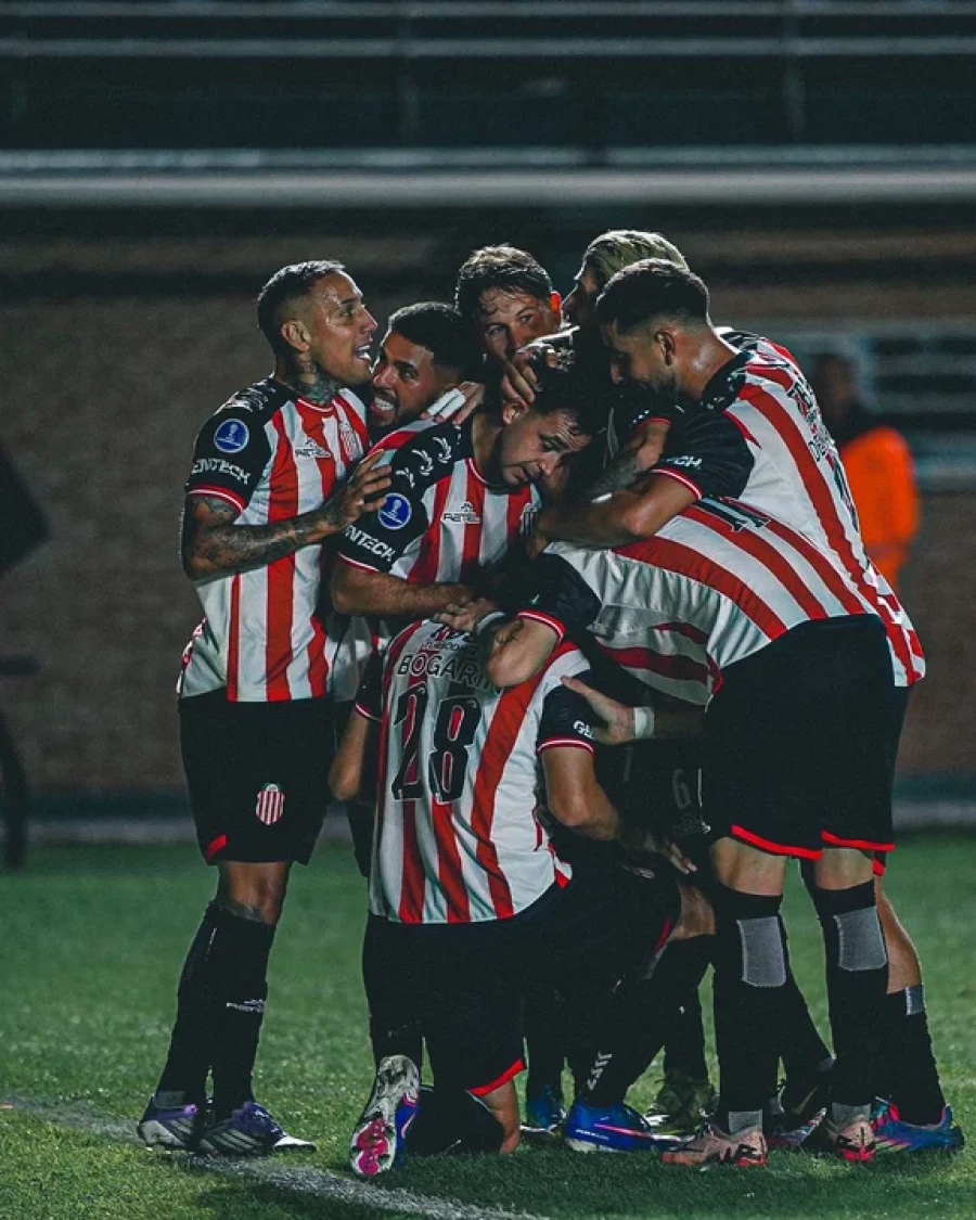 PRIMER GOL INTERNACIONAL. Barracas y su festejo.