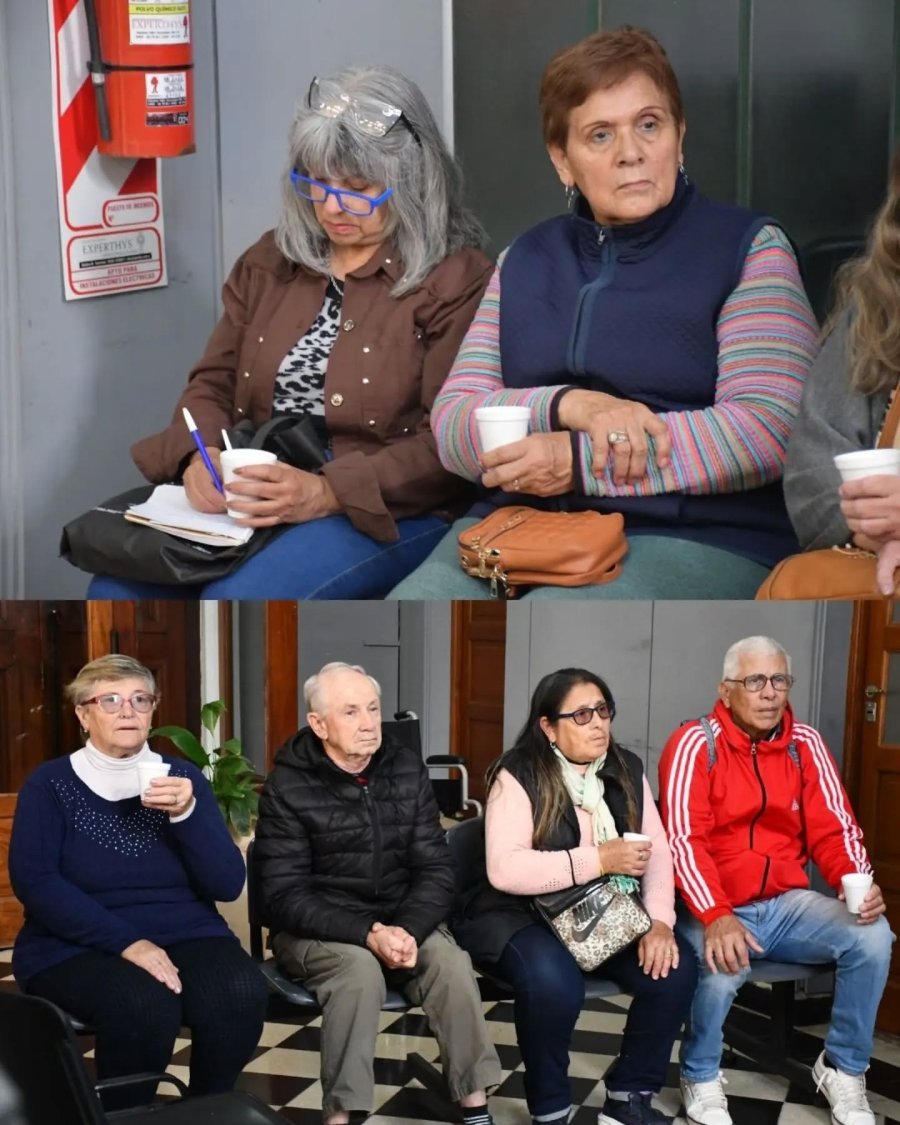 Algunos de los representantes del grupo que se acercaron a la sede del Gobierno local.