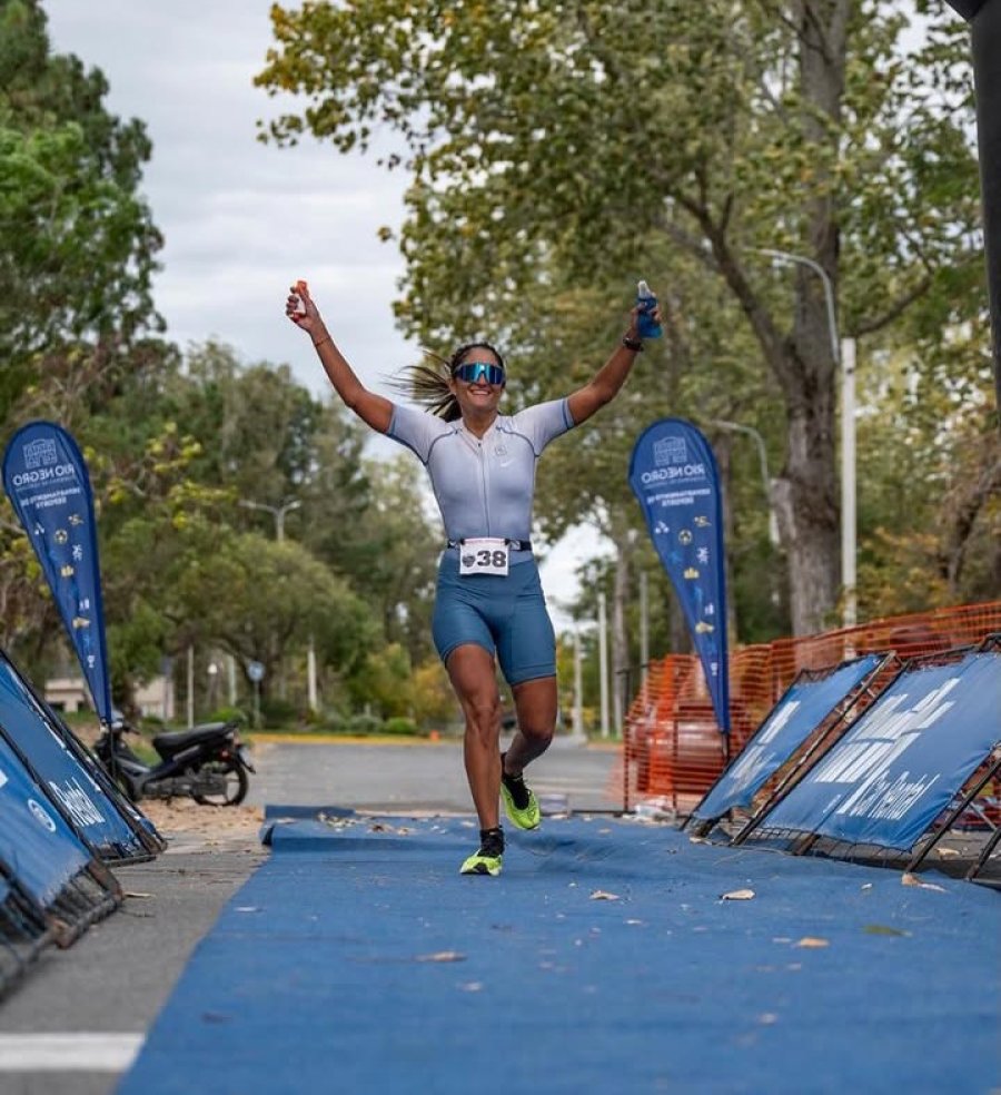 FELIZ. El arribo a la meta de la triatleta rafaelina.