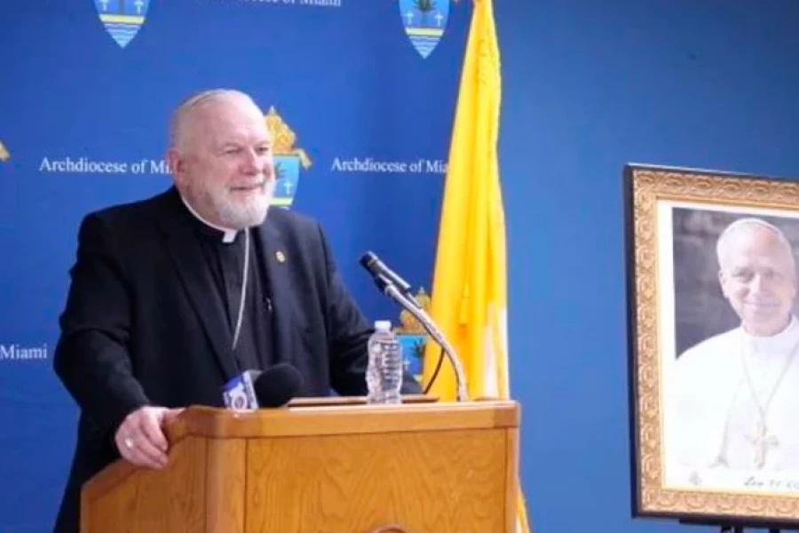 Mons. Thomas Wenski, durante una conferencia de prensa.
