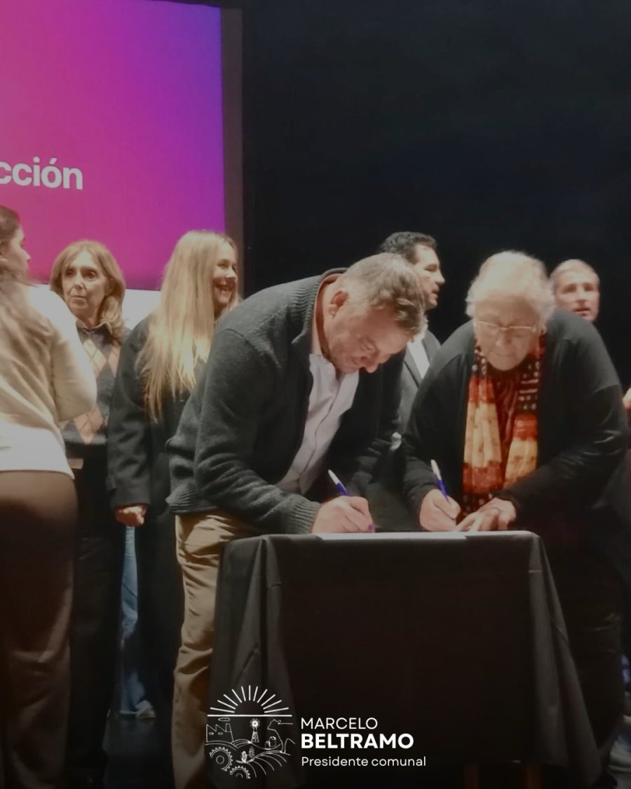 El instante en que fue firmado el convenio.