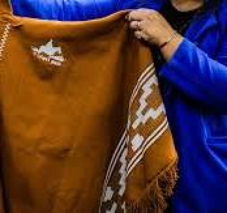 El poncho sanador del santo sacerdote.