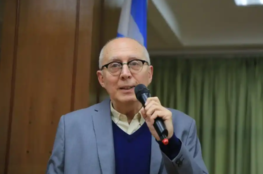 El profesor Omar Corrado al recibir el reconocimiento a su trayectoria en el Concejo Municipal de Rafaela, el jueves 15 de septiembre de 2022.