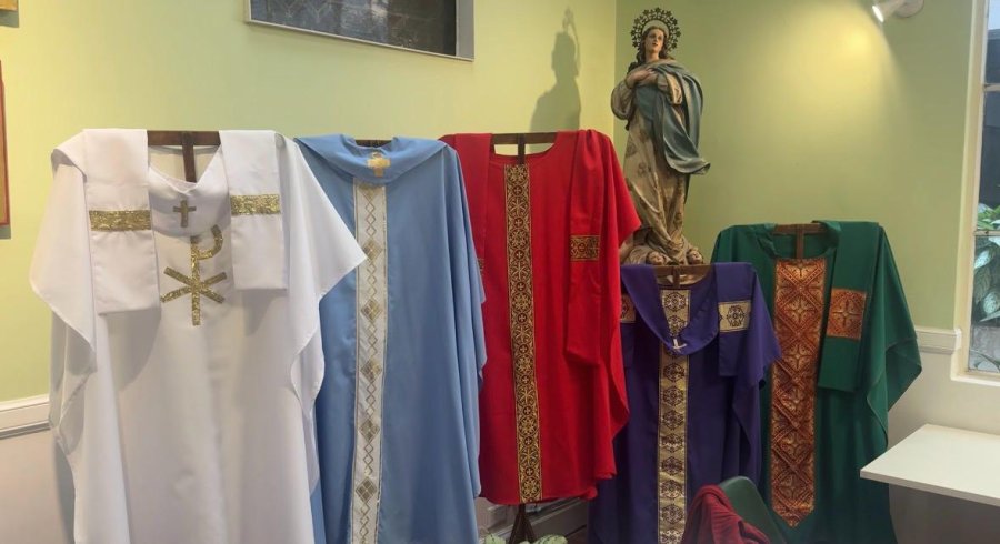 Las casullas que confecciona el taller.
