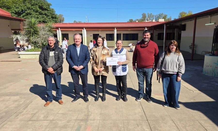 Entrega de aporte FANI en la escuela arrufe&ntilde;a.