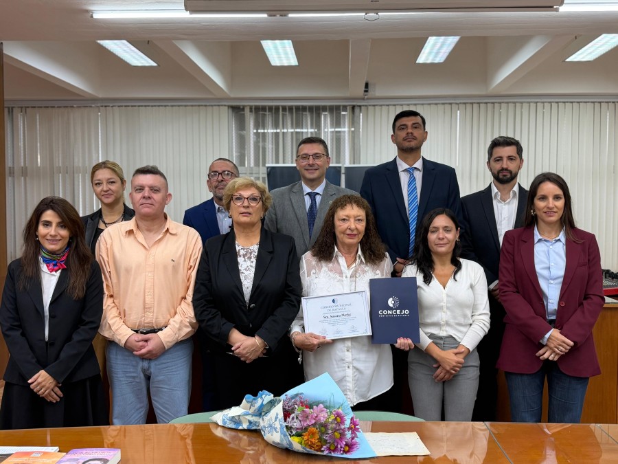 Rodeada de los concejales, la escritora Susana Merke con el proyecto de Resoluci&oacute;n aprobado por el Concejo para destacar su trayectoria en las letras y la cultura de Rafaela. (FOTO PRENSA CONCEJO)