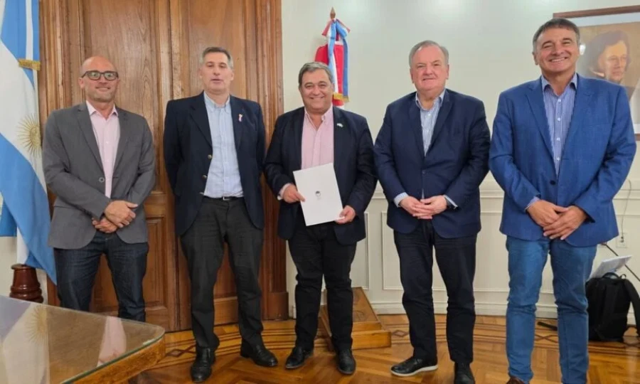 Las autoridades que celebraron la firma del acuerdo.