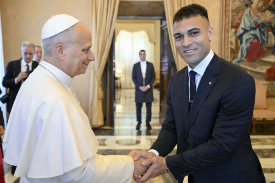 Lautaro Mart&iacute;nez-argentino-, capit&aacute;n del Inter, saluda al Papa Le&oacute;n.