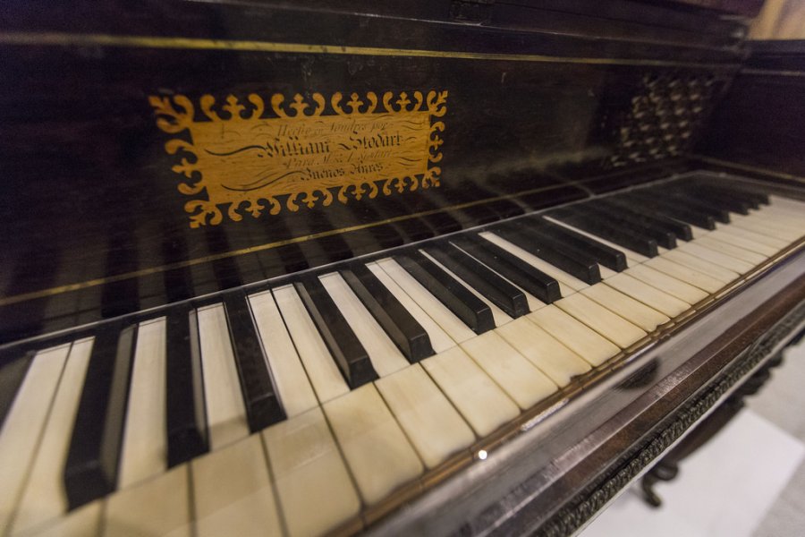 Pianoforte original en el que se interpret&oacute; por vez primera la canci&oacute;n patria.
