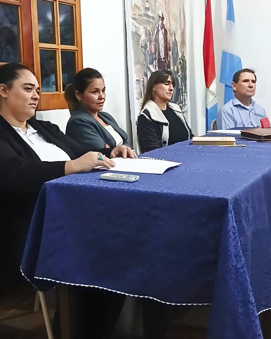 La mesa que presidi&oacute; la reuni&oacute;n.
