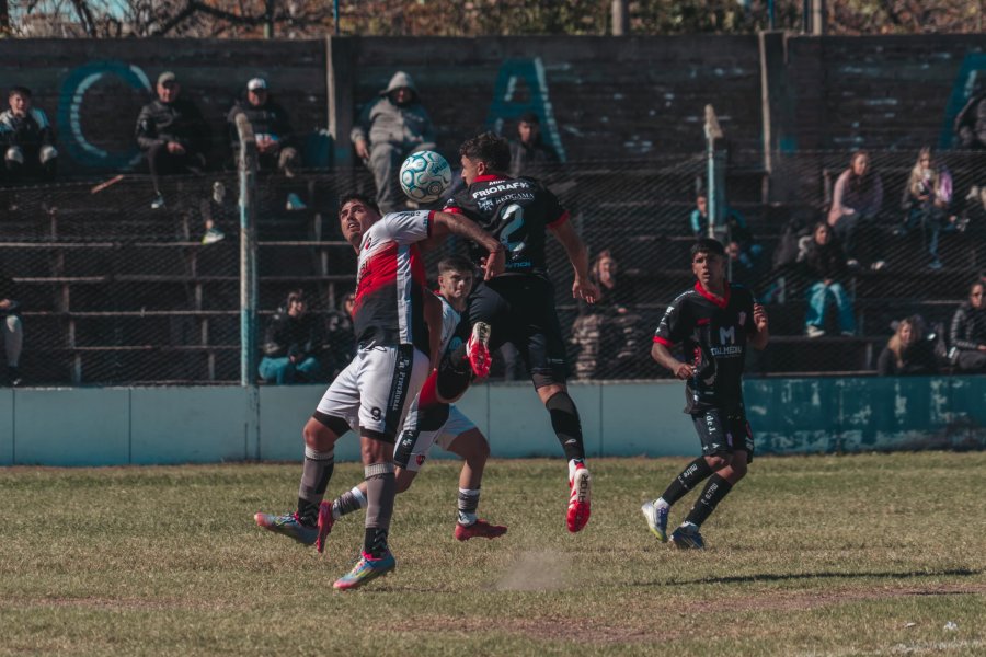 EN COMPETENCIA. Ferlini buscando por arriba en el partido de Liga Rafaelina ante Sportivo Roca.