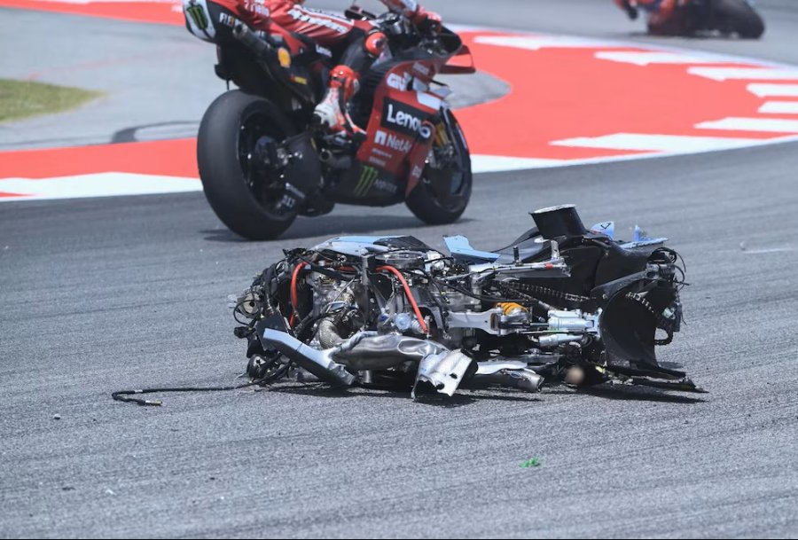 La moto de Alex M&aacute;rquez qued&oacute; destrozada sobre el circuito de Barcelona tras el despiste del piloto espa&ntilde;ol.