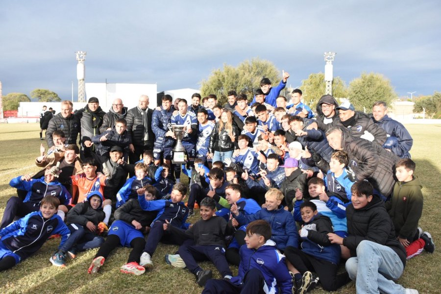 FESTEJO. La BH se qued&oacute; con la Copa en Los Nogales.