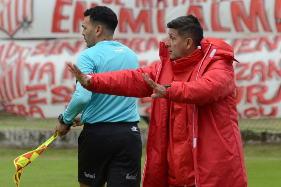 TRIUNFAZO. El DT juliense dando indicaciones en el gran partido jugado el domingo.