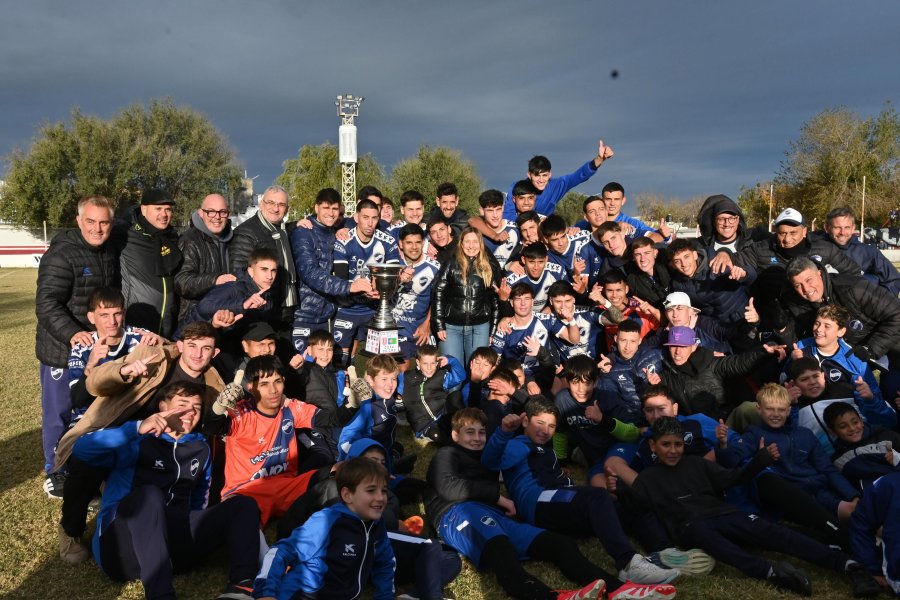 PREMIACION. Calvo y Ambort junto al plantel de Ben Hur, tras ganarle 5 a 1 la final a Dep. Aldao.