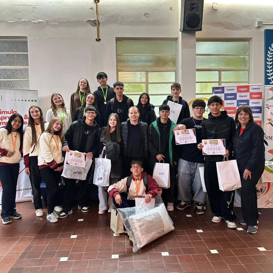 Los alumnos que intervinieron en el certamen estudiantil.
