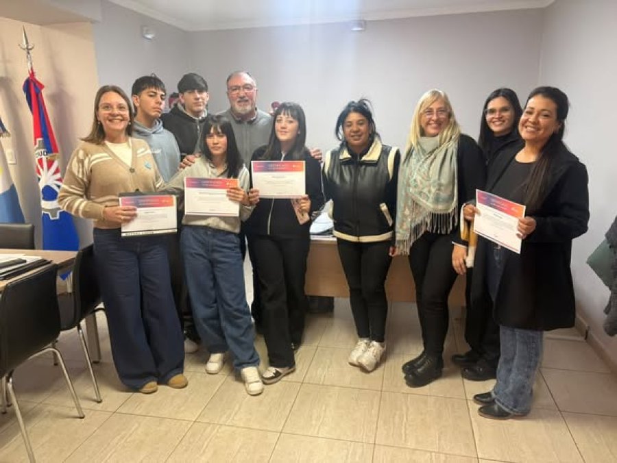 Los estudiantes junto al Intendente Municipal.