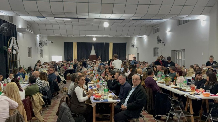 El sal&oacute;n colmado para la celebraci&oacute;n.