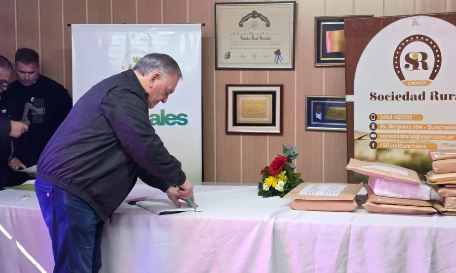 Felipe Michlig abre una de las ofertas.