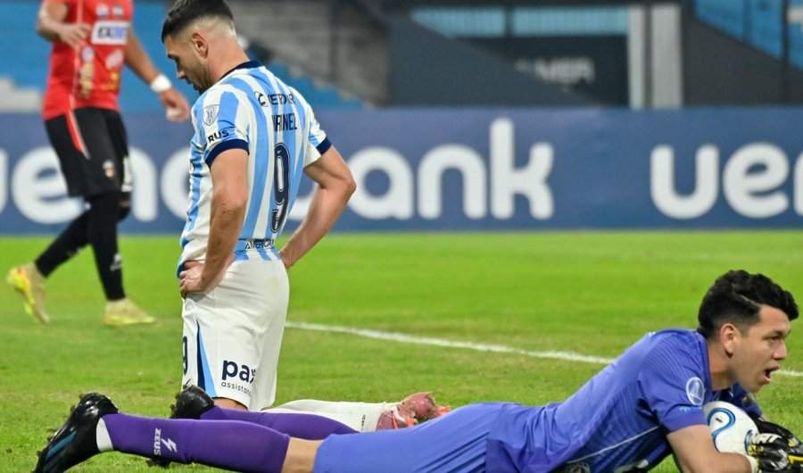 ELIMINACION. Maravilla Martinez convirti&oacute; de penal, pero err&oacute; un gol incre&iacute;ble.