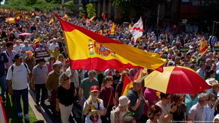 PROTESTA. La movilizaci&oacute;n sum&oacute; el rechazo de los partidos PP y Vox, cuyos l&iacute;deres acusaron al mandatario de intentar perpetuarse en el poder del Estado.