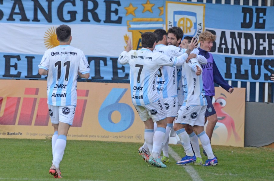 LUCAS ALBERTENGO Y TODO ATL&Eacute;TICO DE RAFAELA CELEBRA EL GOL PARA LA VICTORIA ANTE MIDLAND