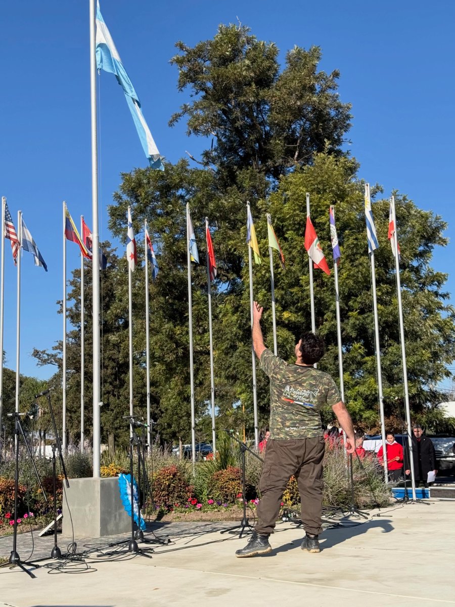 Imagen capturada durante el acto en el monumento a las Banderas.