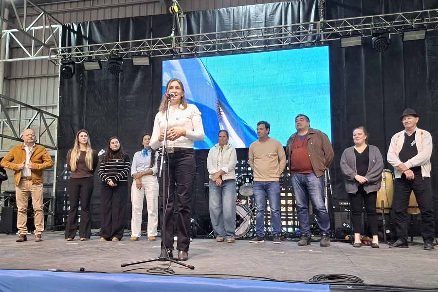 Evangelina Vigna acompañada por ediles y tribunos se dirige a la concurrencia.