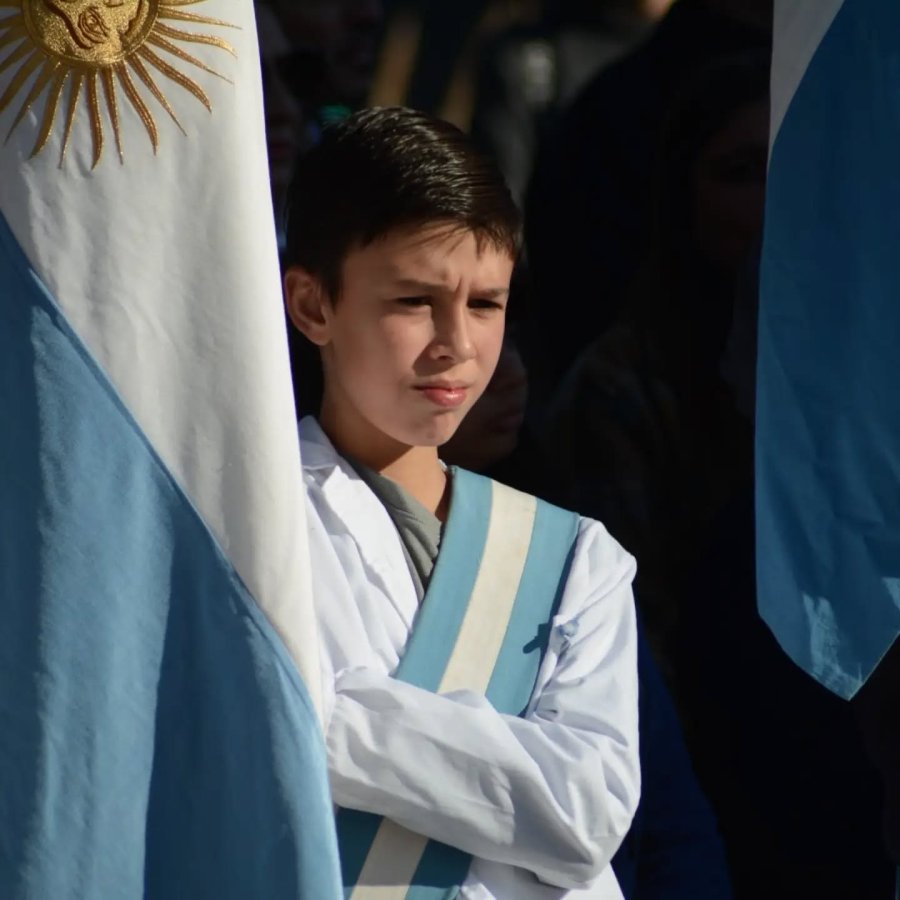 El abanderado de uno de los establecimientos educativos durante el acto oficial.