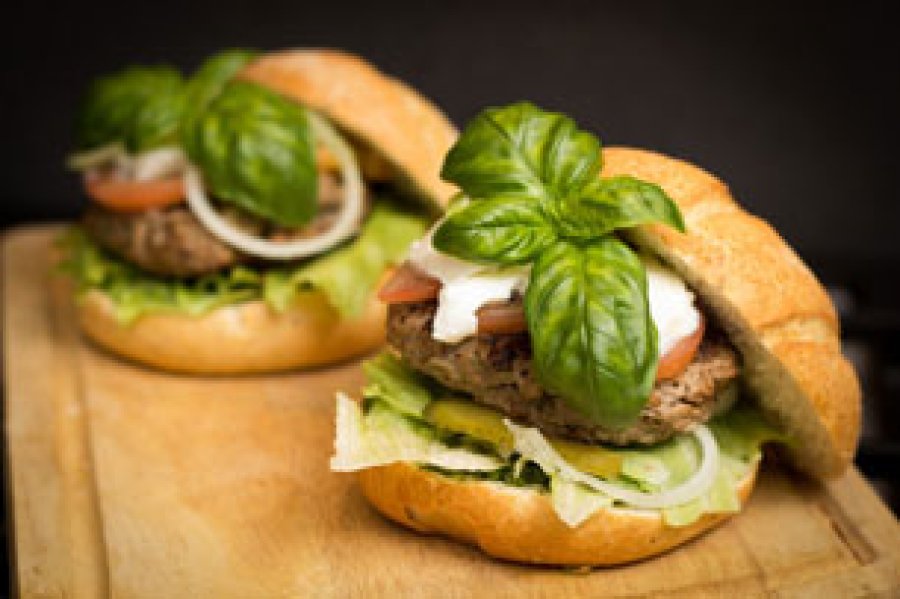 La hamburguesa un plato muy popular.