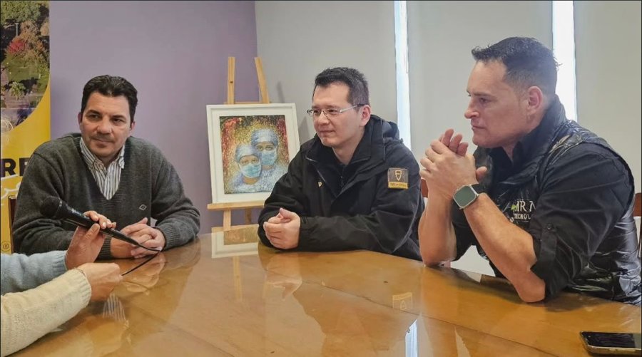 Mauro Gilabert, Jun Jie &ldquo;Valentin&rdquo; Zhu y Silvio Aran durante el encuentro.