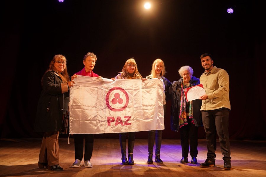 Presentaci&oacute;n de la bandera de la Paz.