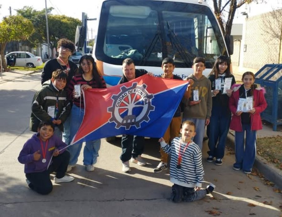El grupo en la partida hacia la competencia.