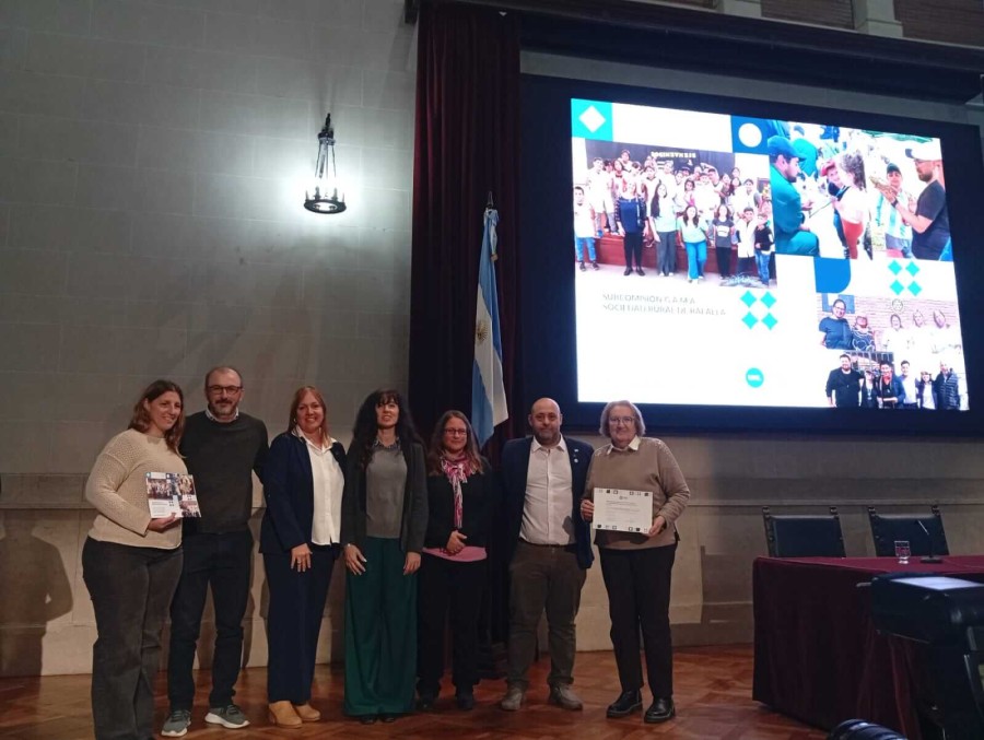 La delegaci&oacute;n rafaelina al recibir el reconocimiento en el Paraninfo de la Universidad Nacional del Litoral. (FOTO PRENSA SRR)