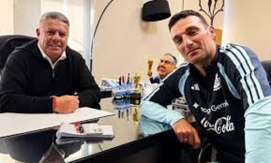 Tapia durante la reuni&oacute;n con Scaloni.