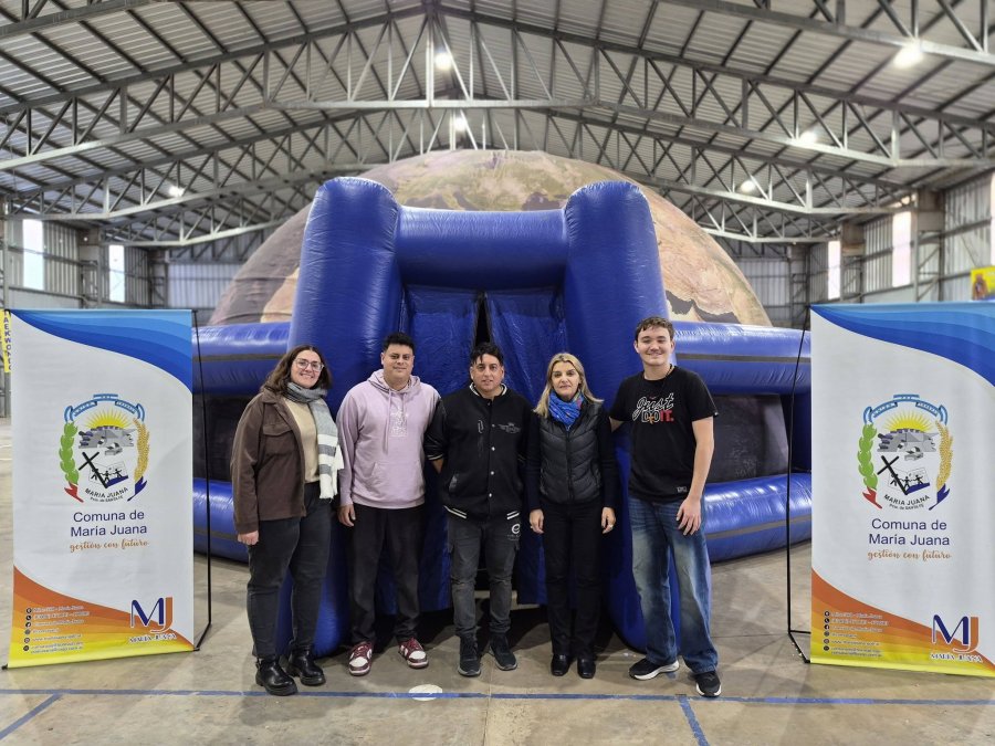 Las autoridades en el acceso al planetario m&oacute;vil.