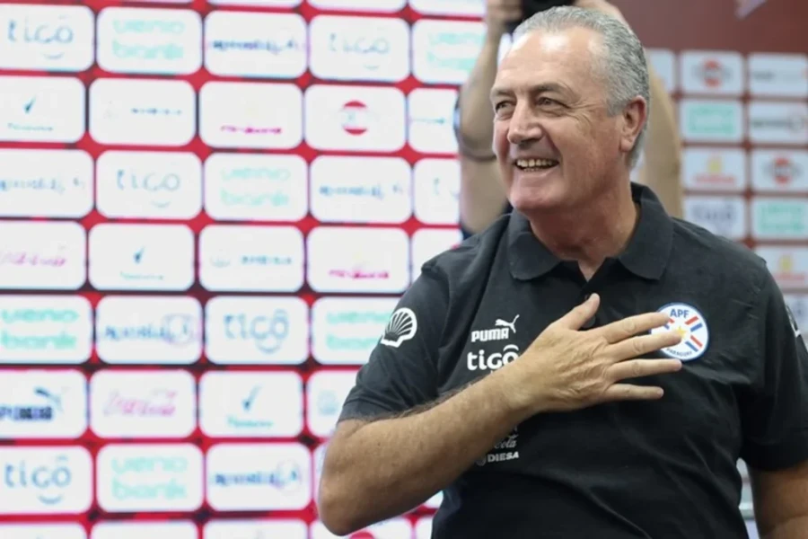 TIENE SUS ELEGIDOS. Gustavo Alfaro, t&eacute;cnico de Paraguay.