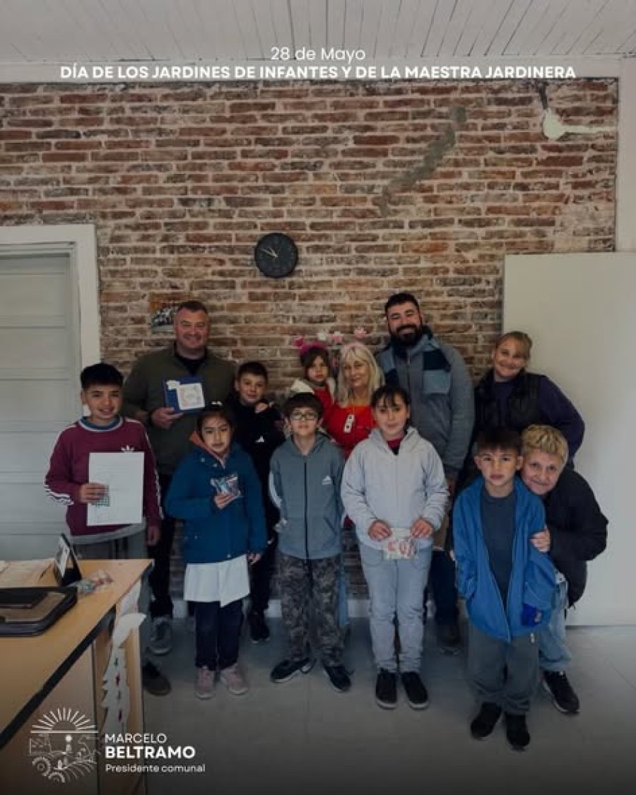 La delegaci&oacute;n durante su visita a la sede del gobierno local.