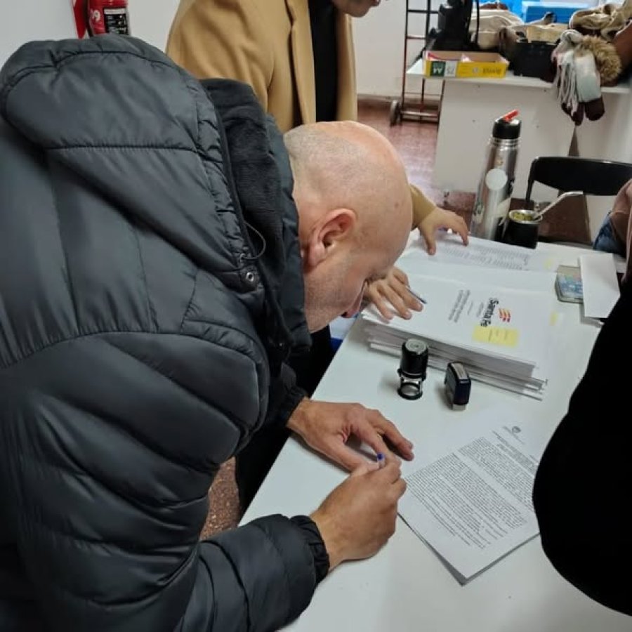 Javier Canavese celebrando el acuerdo.