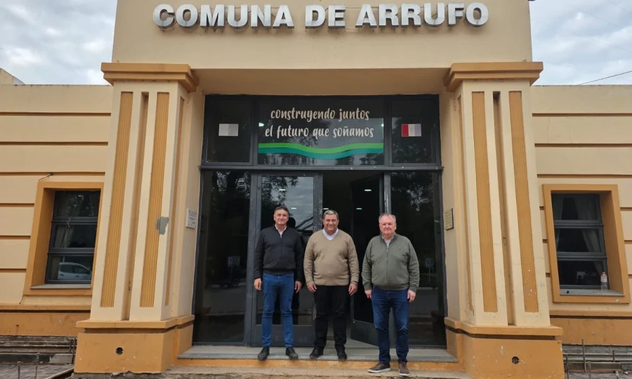 Frente al edificio comunal Marcelo González, Cristian Piumatti y Felipe Michlig.