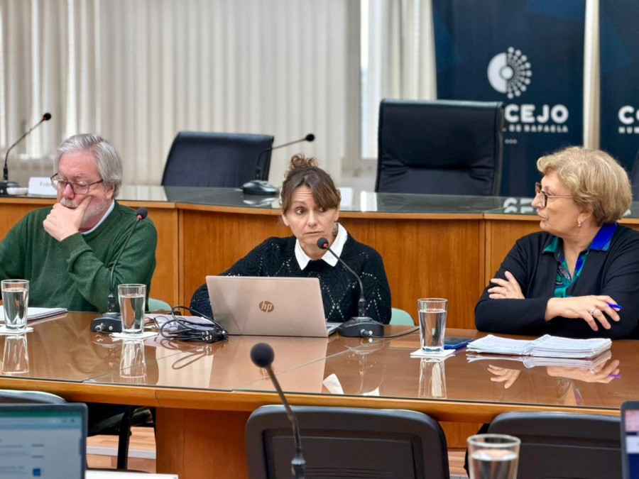 Marcelo Barbero y Silvina Bravino junto a Mabel Fossatti durante la pulseada en el Concejo por los tributos municipales. (FOTO PRENSA CONCEJO)