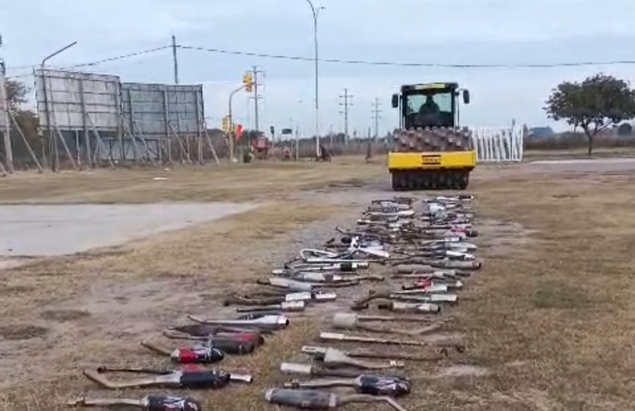 PROCEDIMIENTO. Todos los escapes antirreglamentarios que fueron secuestraron en operativos de tr&aacute;nsito y destru&iacute;dos este jueves en el norte de la ciudad.